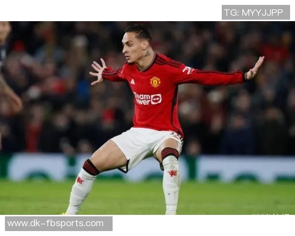 安东尼街头穿搭视频展示时尚与运动结合完美诠释球场外的独特魅力