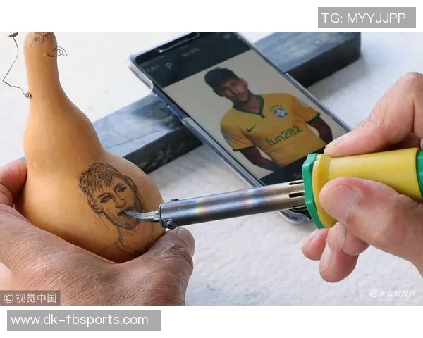 用A4纸精细勾勒足球球星肖像展现技巧与创意的完美融合